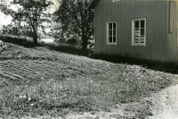 Össeby-Garns skola, dokumenterad en av de sista dagarna innan skolverksamheten läggs ner. Trädgårdslandet på skolgården - en liten skolträdgård.
•Fotografiet ingår i bildserien ”Vardagsliv i Vallentuna kommun” av Rachael Gough-Azmier & Gunilla Blomé, Haga Studios HB.
