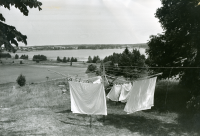 Utsikt från Oppgården i Kragsta mot centrala Vallentuna. Tvätt hänger på tork i sommarvinden.
•Fotografiet ingår i bildserien ”Vardagsliv i Vallentuna kommun” av Rachael Gough-Azmier & Gunilla Blomé, Haga Studios HB.