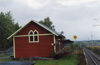 Godsmagasinet vid Frösunda järnvägsstation renoveras. I slutet av 1990-talet tog Frösunda hembygdsförenings beslut om ett bevarande av magasinet. Föreningen ansökte om pengar för det falsade plåttaket, vilket beviljades hos Länsstyrelsen. Fasadens färgsättning har återskapades med utgångspunkt från gamla färglager som skrapades fram närmast träet. På bilden är plåttaket ännu ej lagt. Målning av byggnaden och takarbetet utfördes ideellt av människor i bygden.
Stationsmiljön i Frösunda, med stationshuset, Stinsens tvättstuga och godsmagasinet är ett mycket väl bevarat exempel på hur det såg ut när järnvägen invigdes och byggnaderna utmed banan stod klara. Det stora godsmagasinet invid rälsen användes av järnvägsbolaget för att förvara styckegods som sedan skulle fraktas vidare med tåg. Godsmagasinet finns redovisat på en järnvägskarta från mitten av 1880-talet och är alltså jämnårigt med Roslagsbanan som invigdes 1885. Byggnaden är unik då Länsstyrelsen inte känner till något motsvarande godsmagasin från denna tid i Stockholms län. 