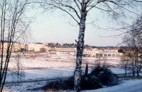 Vy från Skolvägen / Hjälmsta skola ner mot Vallentuna centrum. Till vänster ligger flerfamiljshusen längs Centralvägen, till höger bensinmacken och däremellan syns Tunahuset.