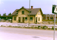 Vallentuna stationshus med Banvägen i förgrunden. Till höger skymtar Tellus Maskin AB. Stationshuset rivs den 14 augusti 1972. 