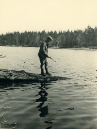 Isidor Bergqvist från Gunby pilkar vid någon av sjöarna vid Gunby gård i Össeby-Garn.