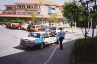 När Vallentuna kommun byggde nytt kommunalhus vid Tuna torg fick Posten flytta in på bottenplanet i hörnet mot Centralvägen / Skördevägen. Postkontoret öppnades den 23 november 1987. I förgrunden syns en polis på väg mot en polisbil som stannat till på Centralvägen.