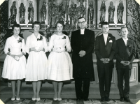 Konfirmation i Kårsta kyrka 1959. Från vänster Britt-Mari Wennberg, Marianne Jungstedt, Lena Lundin, prästen Gösta Dahlsten, Roland Eriksson och Tommy Söder.
Uppgifter och original: Roland Eriksson