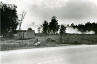 Röken från branden i Gillingetippen vid Norrtäljevägen kunde iakttas under flera veckor sommaren 1973.
•Fotografiet ingår i bildserien ”Vardagsliv i Vallentuna kommun” av Rachael Gough-Azmier & Gunilla Blomé, Haga Studios HB.