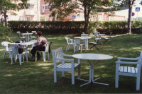 Äppellundens sommarcafé och minigolf låg på Mörbyvägen 5. Bostadshuset byggdes 1926 av Bertha och Henning Andersson och kallades Olofshov. Sedan kommunen köpt marken hade bland annat Moderaterna lokaler i huset. Trädgården kallades den sista tiden för Äppellunden. Här fanns ett litet sommarcafé som serverade enklare lunch och kaffe under trädgårdens äppelträd. Bostadshuset revs i april 2000 efter stora stridigheter om områdets utbyggnad.