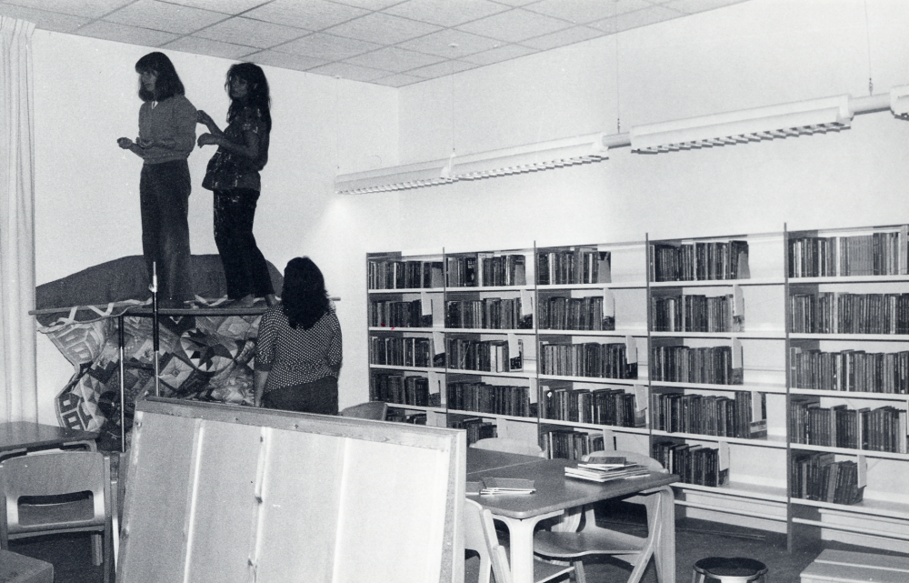 Lena Lundgren och Eva Rahmqvist sätter upp ett lapptäcke tillverkat av Magdalena Karlsson i barnavdelingen i Vallentuna biblioteks nya lokaler i Tärningen. Anja Sjöberg tittar på. Den 7 oktober öppnas och invigs det nya biblioteket