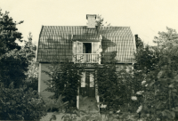 Vänbo på Tvärvägen 83 kallades "Kokmors hus" eller "Kokmors stuga". Huset byggdes 1912. Fastighetsbeteckning Rickeby 1:91. Huset revs hösten 1985 inför bygget av flerfamiljshus i kvarteret. Vänbo låg mitt i kvarteret med en lång gång in till huset från Tvärvägen. Här syns fasaden från söder

(Samma som 6943)