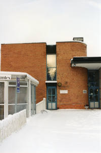 Vallentuna glasmästeri AB flyttade in i gamla brandstationen vid Olsborgsvägen / Karlbergsvägen i början av 1985. Lokalen har även under en period använts som garage för Vallentuna buss & taxi. Vallentuna brandstation flyttade till nya större lokaler vid Lindholmsvägen / Angarnsvägen som invigdes 1979. Se även flygfoto med löpnr 197.