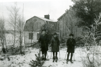 Nordhem Ösby 22, byggt på 1930-talet. Hem för Hulda och Helge Bergqvist. Parets barn Henry född 1924, Ulla 1926 och Bertil 1927 fotograferas på skidor i snön utanför huset. 

Familjen bodde på den övre våningen i huset till vänster. Nedervåningen var cykelverkstad och smedja. I huset bakom (till höger i bild) fanns två bostadsrum, en plåtverkstad och ett förråd. Här bodde Helges bror Helmer Bergqvist och en anställd smed som hette Oskar.