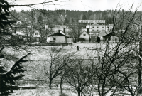 Markundersökning utförs under våren 1973 inför kommande exploatering i området.
•Fotografiet ingår i bildserien ”Vardagsliv i Vallentuna kommun” av Rachael Gough-Azmier & Gunilla Blomé, Haga Studios HB.