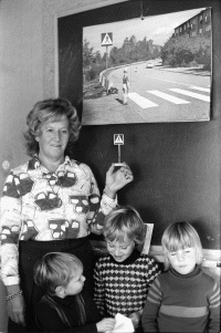 Trafikskola för barn.
•Fotografiet ingår i bildserien ”Vardagsliv i Vallentuna kommun” av Rachael Gough-Azmier & Gunilla Blomé, Haga Studios HB.
