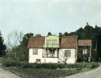 Nordhem Ösby 22, byggt på 1930-talet. Hem för Hulda och Helge Bergqvist och barnen Henry född 1924, Ulla 1926 och Bertil 1927. Familjen bodde på den övre våningen. Nedervåningen var cykelverkstad och smedja. I huset bakom fanns två bostadsrum, en plåtverkstad och ett förråd. Här bodde Helges bror Helmer Bergqvist och en anställd smed som hette Oskar.