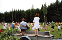 Midsommarfirande i Frösunda. Musik och sång vid dansen runt midsommarstången.