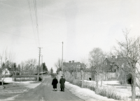 Mörbyvägen norrut med villa Marieborg till vänster. Till höger Syskonvillorna, eller Tvillingvillorna, som uppfördes omkring år 1915. De tillhörde de första hyresfastigheterna som byggdes i Vallentuna villastad. Byggmästaren hette Karlsson. Den södra villan revs inför byggstarten av förvaltningshuset Tärningen 1981 och den norra villan fanns kvar till 1994.