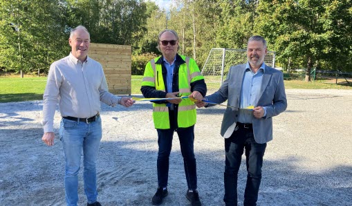 Invigning av Bylevägens lekplats, Bo Landström klipper bandet