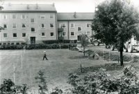 Anläggningsarbete för nya parkeringsplatser vid Kommunalhusparken pågår i september 1973.
•Fotografiet ingår i bildserien ”Vardagsliv i Vallentuna kommun” av Rachael Gough-Azmier & Gunilla Blomé, Haga Studios HB.