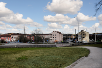 Vy från Prästgårdsparken mot Centralvägen. Husen på Centralvägen, till höger i bild, byggdes med bostäder och affärslokaler i början av 1950-talet. Centralvägen brukar kallas Vallentunas första affärsgata.