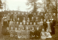 Stångberga skola. Skolfotografi. Lärarinnan Gerda Wikland till vänster. Uppgift om fotoår saknas.