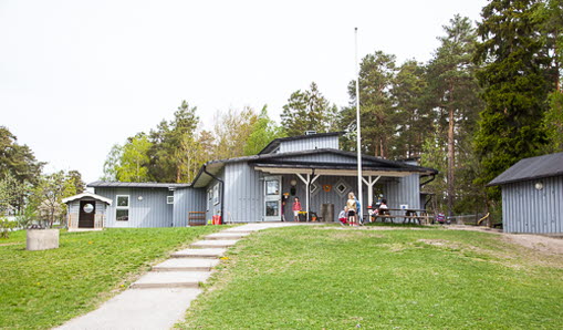 Vallentuna Montessoriförskola byggnad och utemiljö.