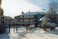 Tuna torg och Kommunalhuset sett från Torggatan. Snö täcker tak och mark.  Till höger syns taket på den runda paviljongen.