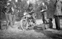 Ungdomar i Kårsta, nr I Gunnar Jansson, nr 5 Per-Olov Karlsson, övriga okända. Motorcykel av märket Triumf.