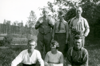 Bakre raden från vänster: Algot Bergqvist född 1859 och hans barn Rosa född 1905, Simon 1898, främre raden Hugo född 1900, Maria ”Mia” 1902 och Isidor 1896.
Syskonen Rosa och Hugo bodde kvar i föräldrahemmet i Gunby, Össeby-Garn. De bodde länge utan telefon och elektricitet. Först strax före Hugos 100-årsdag flyttade syskonen till Väsbygården, där de båda avled 2001. Se även dokumentärfilmen "Hugo och Rosa" där filmaren Bengt Jägerskog följt syskonparet under tio år.