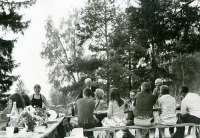 Festligheter vid Frösunda festplats i juli 1973. Festdeltagarna har tagit plats vid borden.
•Fotografiet ingår i bildserien ”Vardagsliv i Vallentuna kommun” av Rachael Gough-Azmier & Gunilla Blomé, Haga Studios HB.