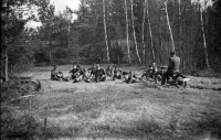 Grabbar från Kårsta, Ekskogen och ett par motorcyklar. Kan vara fotat vid Nibble.