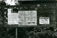 En gårdsfest anordnas för Svenska Missionsförbundets Ungdom, SMU, vid missionskyrkans hus på Olsborgsvägen. På missionskyrkans anslagstavla annonseras om gårdsfesten.
•Fotografiet ingår i bildserien ”Vardagsliv i Vallentuna kommun” av Rachael Gough-Azmier & Gunilla Blomé, Haga Studios HB.