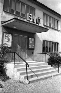 Centrumbio i Vallentuna centrum sett från Industrivägen. En affisch på fasaden visar att det är filmen "Mannen med oxpiskan" med Clint Eastwood som spelas. Huset byggdes 1938-1939. Här visade Henry och Inga Tonman film. 1980 tog Stiftelsen Centrumbio över verksamheten och från 1988 drevs biografen av IOGT-NTO:s Våra gårdar, Den sista filmen som visades här, den 10 mars 2013, var "Små citroner gula".
•Fotografiet ingår i bildserien ”Vardagsliv i Vallentuna kommun” av Rachael Gough-Azmier & Gunilla Blomé, Haga Studios HB.
