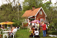 Äppellundens sommarcafé och minigolf låg på Mörbyvägen 5. Bostadshuset byggdes 1926 av Bertha och Henning Andersson och kallades Olofshov. Sedan kommunen köpt marken hade bland annat Moderaterna lokaler i huset. Trädgården kallades den sista tiden för Äppellunden. Här fanns ett litet sommarcafé som serverade enklare lunch och kaffe under trädgårdens äppelträd. Bostadshuset revs i april 2000 efter stora stridigheter om områdets utbyggnad.