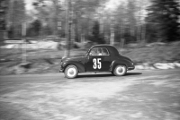 Biltävling i Kårsta, här en Fiat 500 i vägskälet vid Humlegården, Ekskogen. 