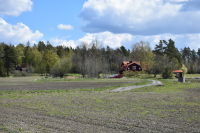 Vy över landskapet vid Häggtorp i Orkesta socken. Torpet hörde till Lindholmens gård.