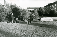 Kristusmissionens tältkampanj i Vallentuna. Friluftsmöte i Kommunalhusparken anordnades också.
•Fotografiet ingår i bildserien ”Vardagsliv i Vallentuna kommun” av Rachael Gough-Azmier & Gunilla Blomé, Haga Studios HB.