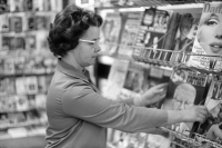 Pressbyråns nya lokal i Tunahuset, tidigare fanns bara en kiosk vid stationen. Personal vid tidningshyllan.
•Fotografiet ingår i bildserien ”Vardagsliv i Vallentuna kommun” av Rachael Gough-Azmier & Gunilla Blomé, Haga Studios HB.