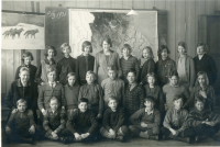 Skolfotografi Hjälmsta skola. Lärarinnan Edit Lindström fotograferas med klassen den 11 mars 1931.