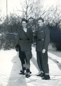 Bröderna Sten-Erik och Arne Lindström från villa Marieborg i centrala Vallentuna hemma på permission. Båda är klädda i uniform. Sten låg i kavalleriet och Arne var signalist.
