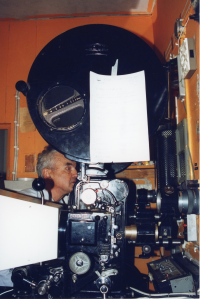 Filmvisning på Centrumbio 2007. Maskinisten sitter bakom filmprojektorn. Centrumbio revs den 15 oktober 2015. Huset byggdes 1938-1939. Här visade Henry och Inga Tonman film. 1980 tog Stiftelsen Centrumbio över verksamheten och från 1988 drevs biografen av IOGT-NTO:s Våra gårdar. Den sista filmen innan bioverksamheten upphörde visades den 10 mars 2013 och hette "Små citroner gula".