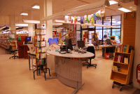 Bibliotekets lokaler i förvaltningshuset Tärningen i augusti 2012. Lokalhistoriska avdelningen, Vallentuniana. Biblioteket invigdes i Tärningen oktober 1982. Trettio år senare gick flytten till nybyggda lokaler i Vallentuna Kulturhus som invigdes i november 2012.