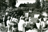 En gårdsfest anordnas för Svenska Missionsförbundets Ungdom, SMU, vid missionskyrkans hus på Olsborgsvägen. Aktionsgruppen Vår framtidsmiljö är inbjudna för att informera. Här talar Berndt-Rune Jäverbrant.
•Fotografiet ingår i bildserien ”Vardagsliv i Vallentuna kommun” av Rachael Gough-Azmier & Gunilla Blomé, Haga Studios HB.