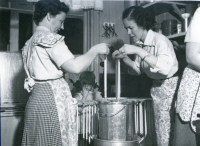 Ljusstöpning i villa Marieborg med Margareta "Lillan" Thomsson född Lindström och Ester Åhl. Flickan i mitten är Margaretas dotter Kristina "Kia" född 1947, gift Peterson. Ester Åhl var lärarinna vid Hjälmsta skola. I Marieborg bodde familjen Lindström. Villan låg i centrala Vallentuna.