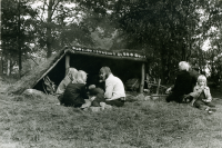 Öppet hus på Hammarbackens scoutgård. Demonstration av scoutliv för barn i alla åldrar. Naturkunskap, lektioner i utomhusmatlagning och visning av scouternas upprustade lokaler. Här har scouterna byggt upp ett vindskydd.
•Fotografiet ingår i bildserien ”Vardagsliv i Vallentuna kommun” av Rachael Gough-Azmier & Gunilla Blomé, Haga Studios HB.