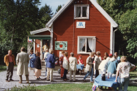 Äppellundens sommarcafé och minigolf låg på Mörbyvägen 5. Bostadshuset byggdes 1926 av Bertha och Henning Andersson och kallades Olofshov. Sedan kommunen köpt marken hade bland annat Moderaterna lokaler i huset. Trädgården kallades den sista tiden för Äppellunden. Här fanns ett litet sommarcafé som serverade enklare lunch och kaffe under trädgårdens äppelträd. Bostadshuset revs i april 2000 efter stora stridigheter om områdets utbyggnad.