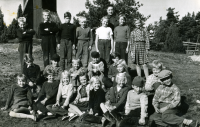 Klass 3 och 4 i Kårsta skola mellanskolan, läsåret 1955-1956.
Från vänster, övre raden: Tommy Söder, Torbjörn Eriksson, Roland Eriksson, Urpo Tanskanen, Maj Forsman, lärarinnan Anna Sjöblom, Lena Lundin och Marianne Ljungstedt. 
Mittenraden: Anders Lindgren, Anders Andersson, Tommy Sand, Lars Söderström, Alf Eriksson, Monica Esterling och Lennart Jansson. 
Nedersta raden: Birgitta Forsberg, Åse Hellberg, Ingrid Wennström, Maud Brännlund,  Eja Tanskanen, Eva Andersson, Bengt Johansson och Olle Sjöblom.
Uppgifter och original: Roland Eriksson