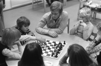 Vallentuna Schackklubb anordnar turnering för barn på Vallentuna bibliotek.
•Fotografiet ingår i bildserien ”Vardagsliv i Vallentuna kommun” av Rachael Gough-Azmier & Gunilla Blomé, Haga Studios HB.
