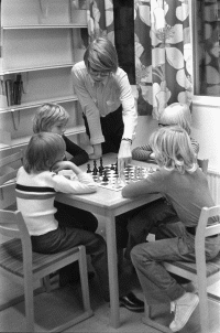 Vallentuna Schackklubb anordnar turnering för barn på Vallentuna bibliotek.
•Fotografiet ingår i bildserien ”Vardagsliv i Vallentuna kommun” av Rachael Gough-Azmier & Gunilla Blomé, Haga Studios HB.
