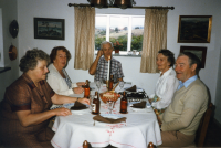 Vera Nordström, Maj Idermark, Göran Nordström, Karin Lindström och Gustav Idermark sitter runt dukat bord. Foto taget före 1995.