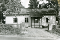 Konstnären Ulf Gripenholms bostad och arbetsplats låg i Torsholma skola, Frösunda.
•Fotografiet ingår i bildserien ”Vardagsliv i Vallentuna kommun” av Rachael Gough-Azmier & Gunilla Blomé, Haga Studios HB.