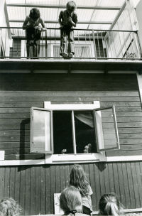 En gårdsfest anordnas för Svenska Missionsförbundets Ungdom, SMU, vid missionskyrkans hus på Olsborgsvägen. Dockteater spelas från ett öppet fönster.
•Fotografiet ingår i bildserien ”Vardagsliv i Vallentuna kommun” av Rachael Gough-Azmier & Gunilla Blomé, Haga Studios HB.